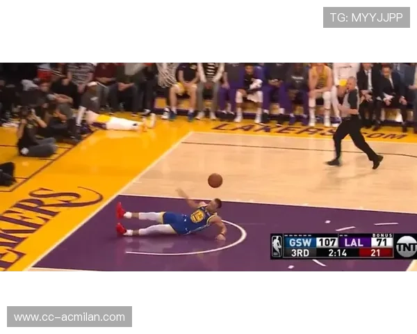 篮球新秀挑战“扣篮大赛厕纸版”——让娱乐更“贴身”的表演盛宴