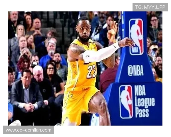 詹姆斯外线压哨出手命中，全场再次沸腾