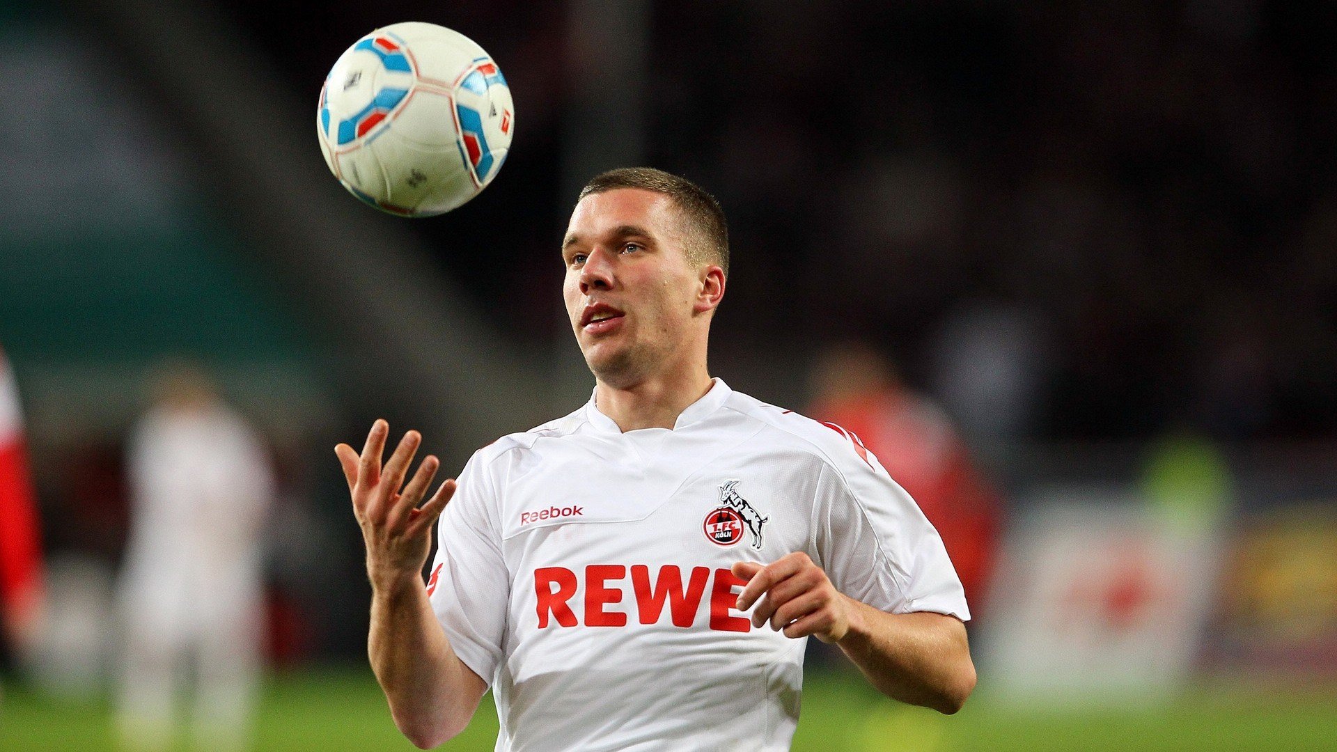 拜仁边后卫内收战术打破防守平衡，拜仁 边后卫