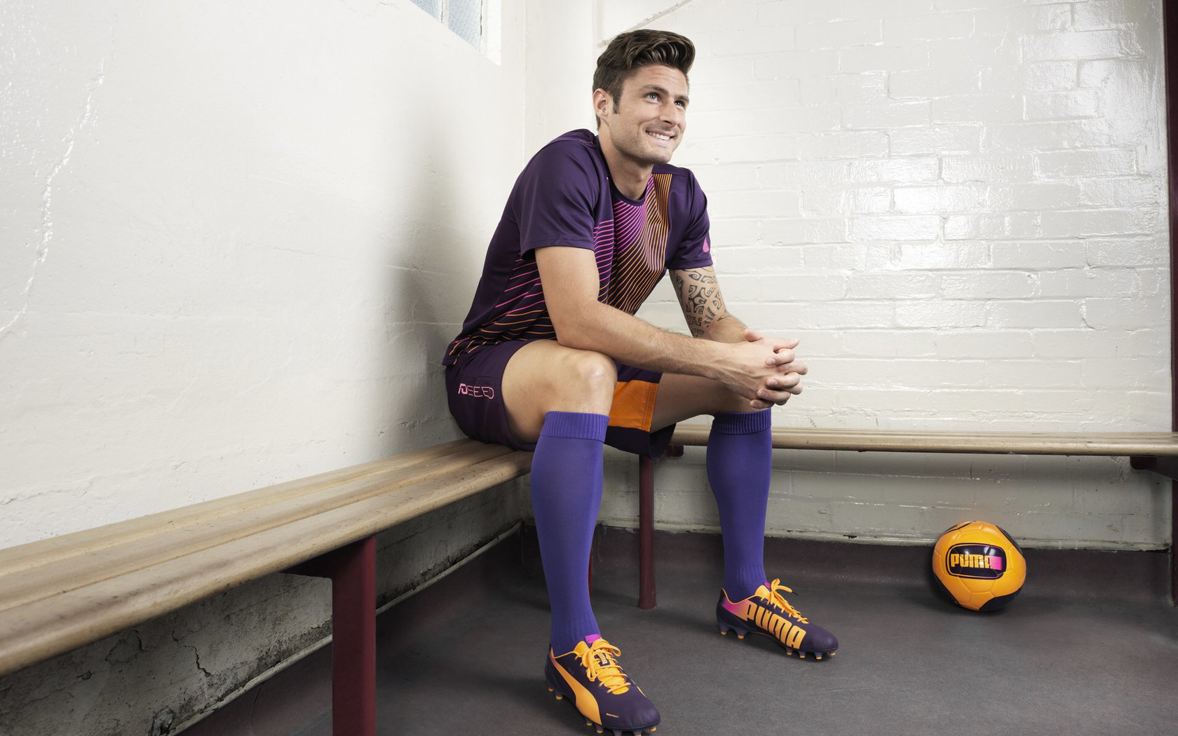 柯尔赞冲线瞬间引发现场欢呼，科尔阿赞